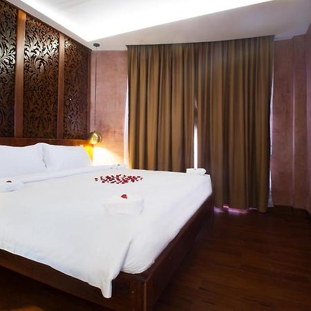 Almond Hotel Bassac River Phnom Penh Esterno foto