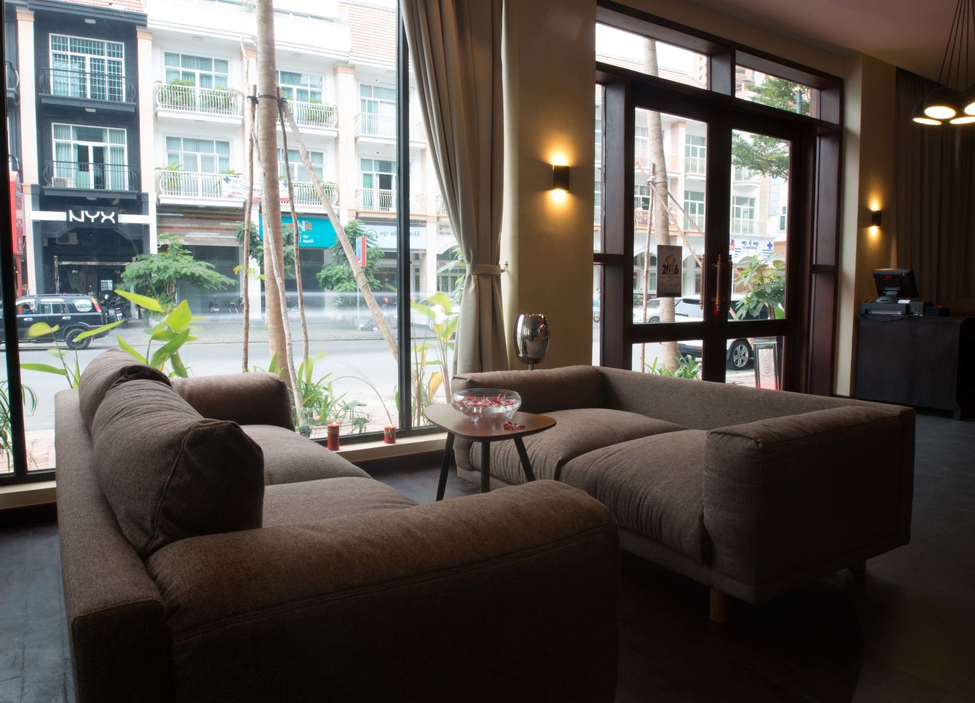 Almond Hotel Bassac River Phnom Penh Esterno foto