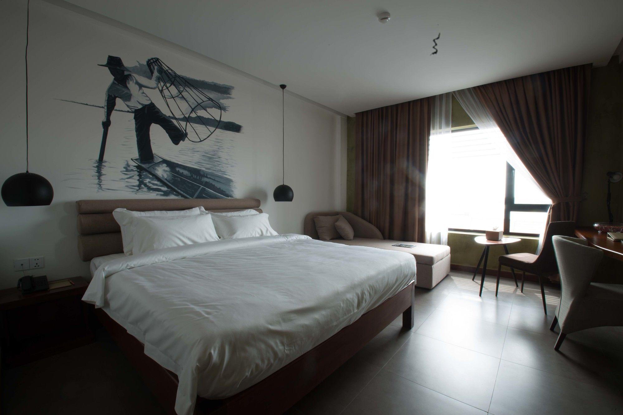 Almond Hotel Bassac River Phnom Penh Esterno foto