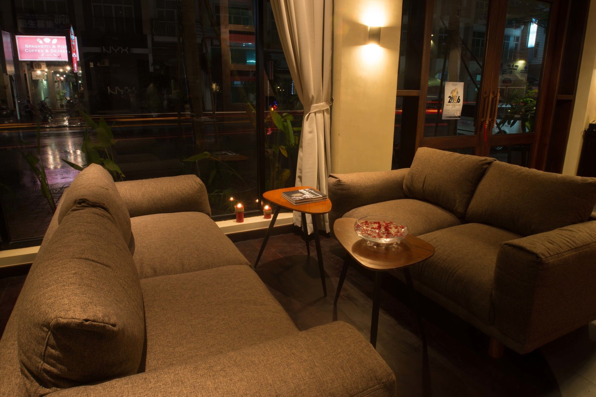 Almond Hotel Bassac River Phnom Penh Esterno foto