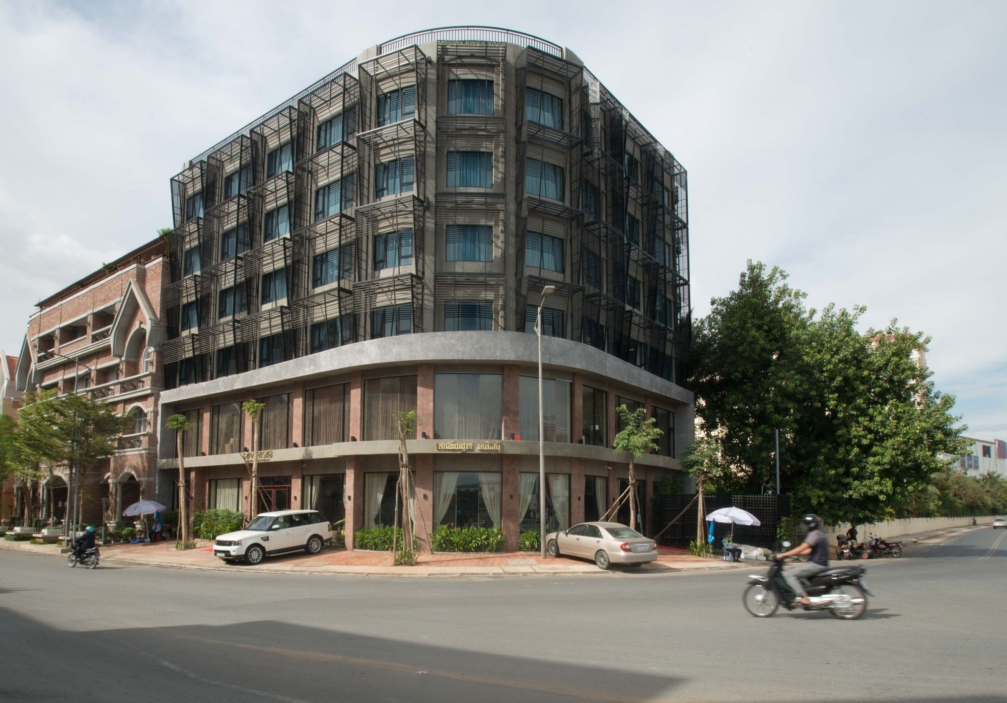 Almond Hotel Bassac River Phnom Penh Esterno foto