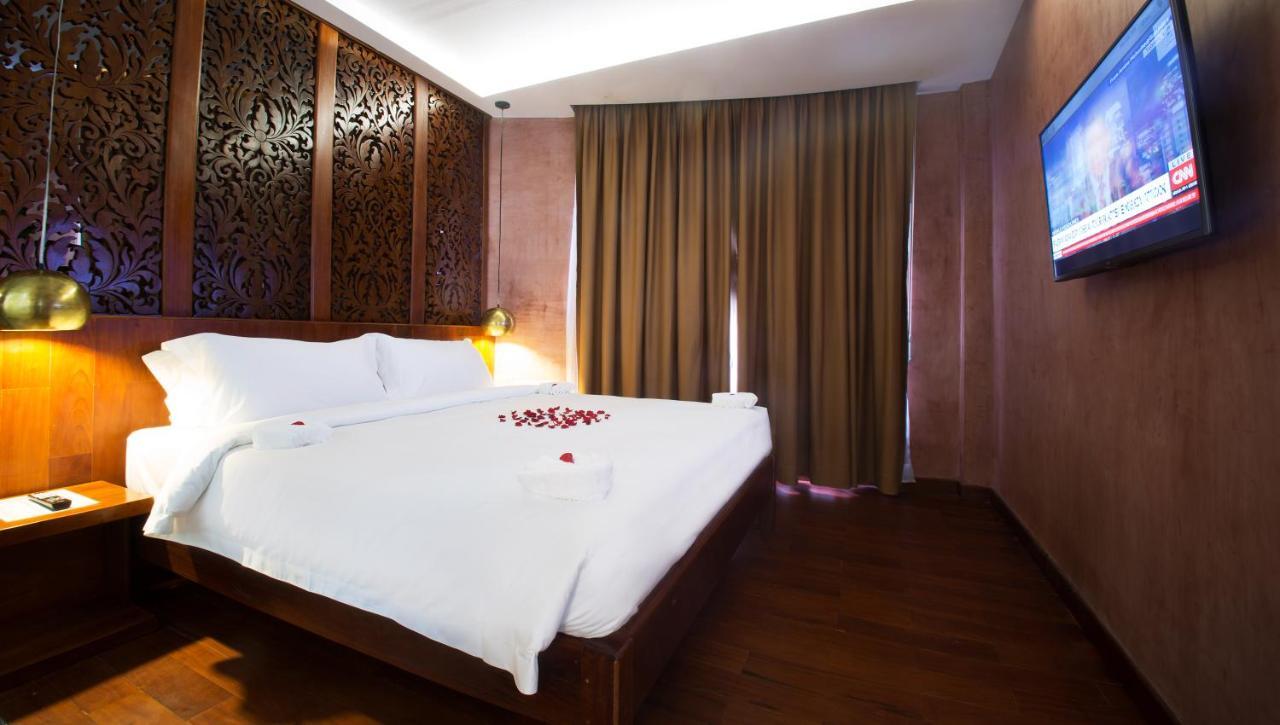 Almond Hotel Bassac River Phnom Penh Esterno foto