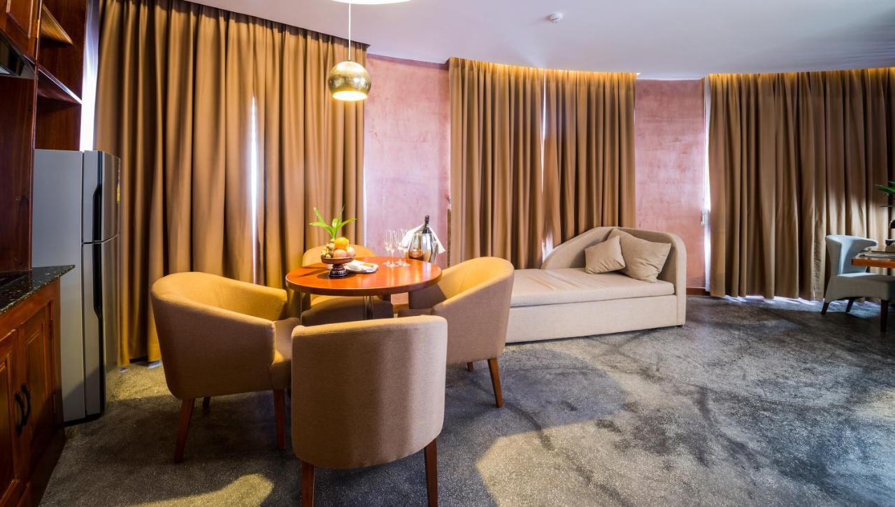 Almond Hotel Bassac River Phnom Penh Esterno foto