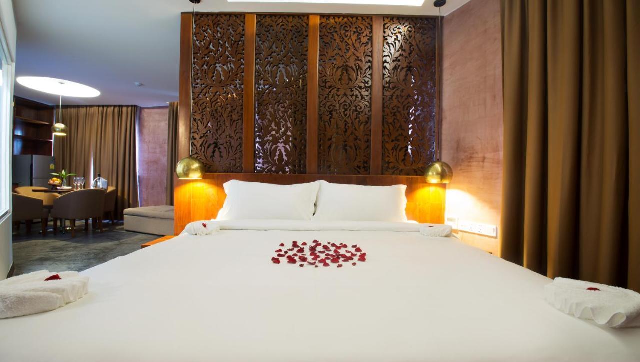 Almond Hotel Bassac River Phnom Penh Esterno foto