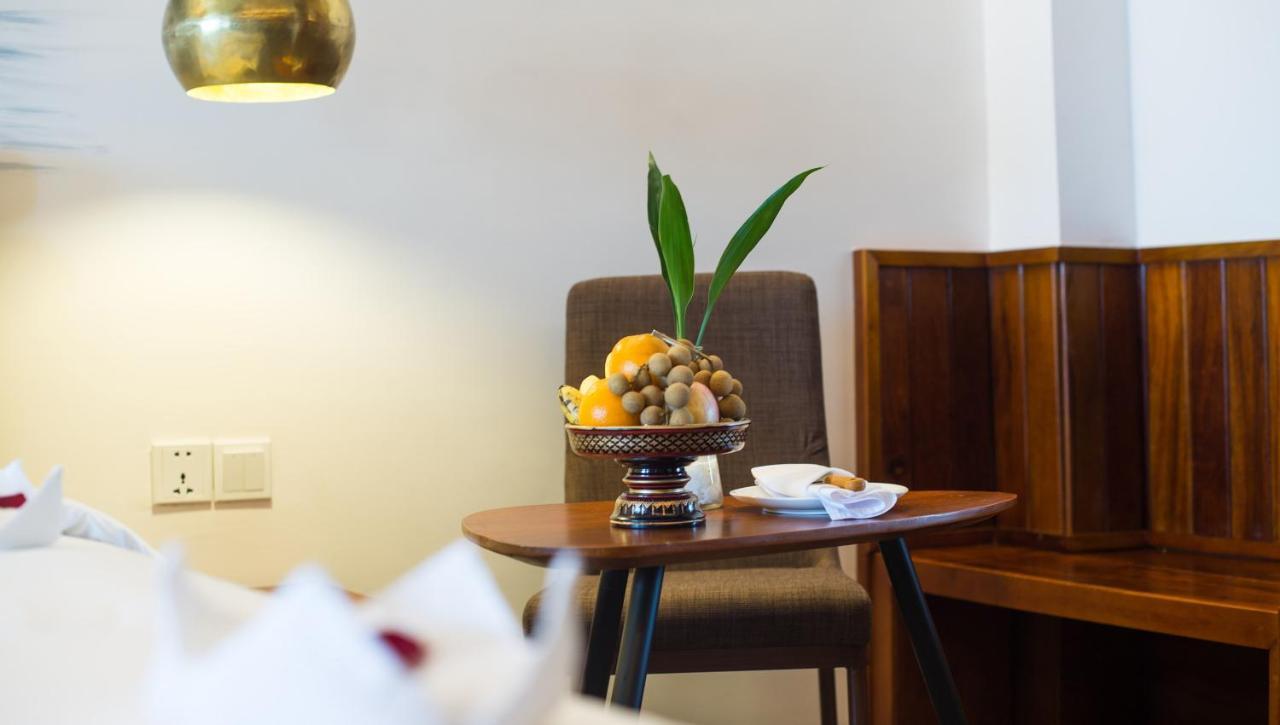 Almond Hotel Bassac River Phnom Penh Esterno foto