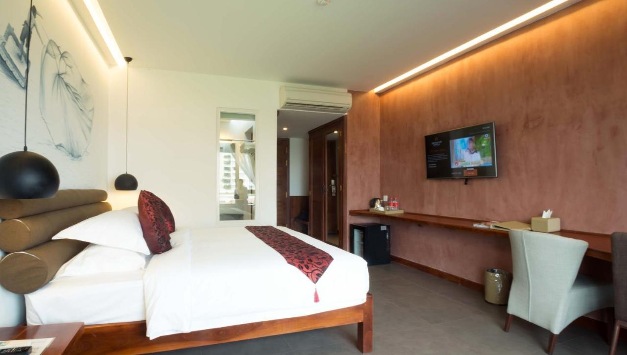 Almond Hotel Bassac River Phnom Penh Esterno foto