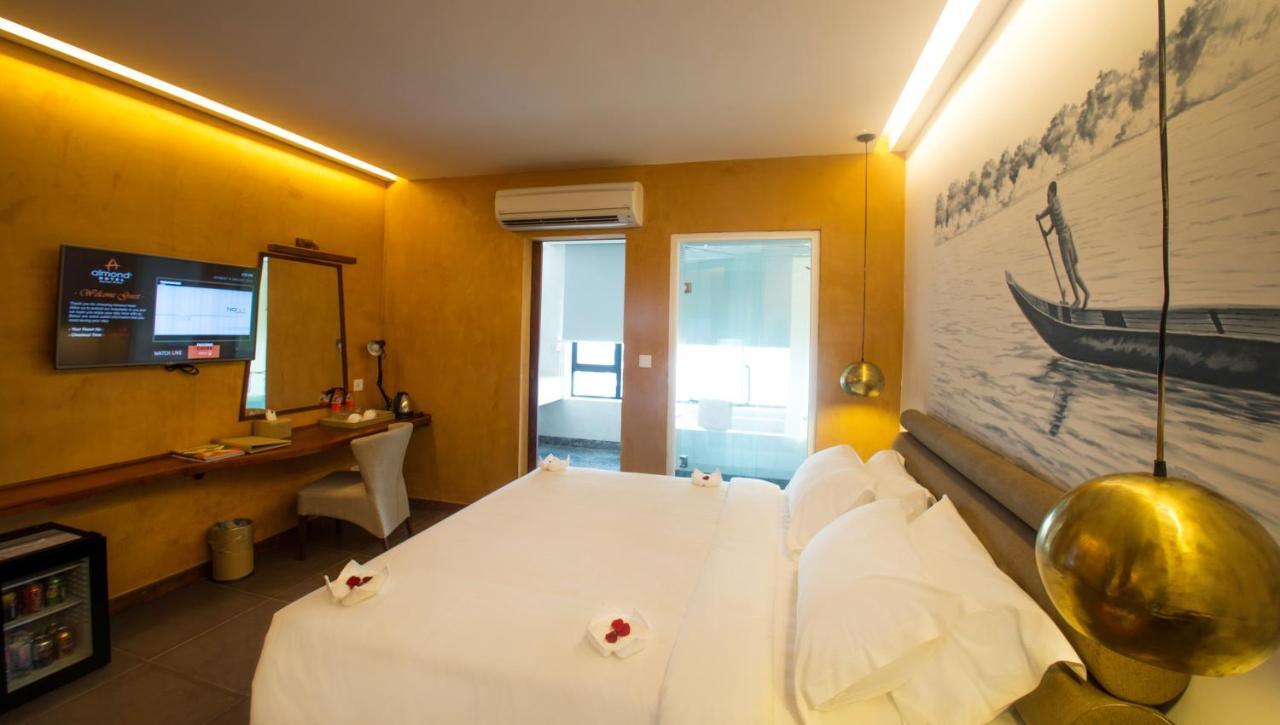 Almond Hotel Bassac River Phnom Penh Esterno foto