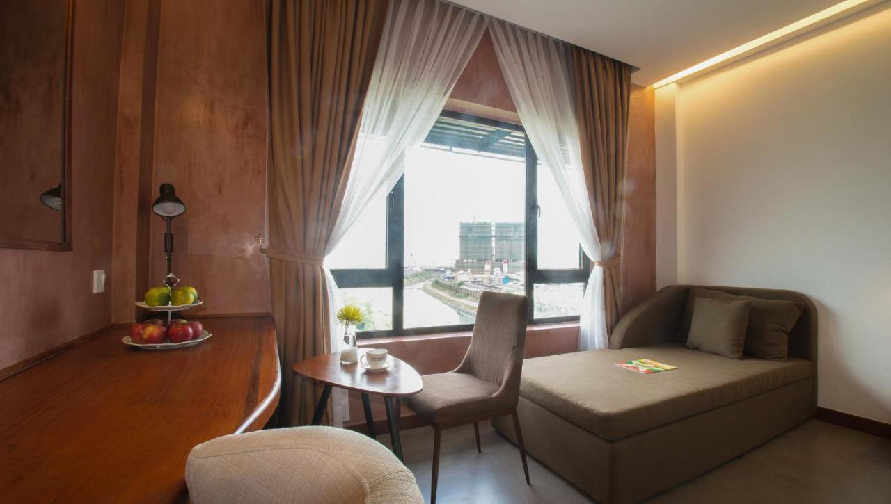 Almond Hotel Bassac River Phnom Penh Esterno foto