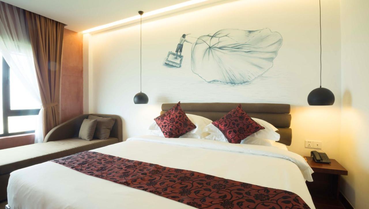 Almond Hotel Bassac River Phnom Penh Esterno foto