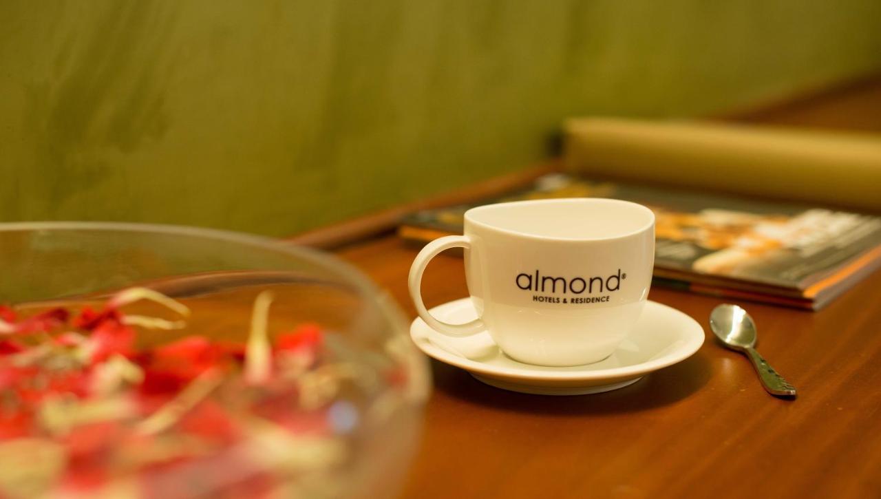 Almond Hotel Bassac River Phnom Penh Esterno foto