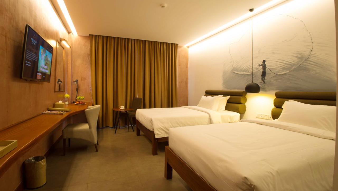 Almond Hotel Bassac River Phnom Penh Esterno foto