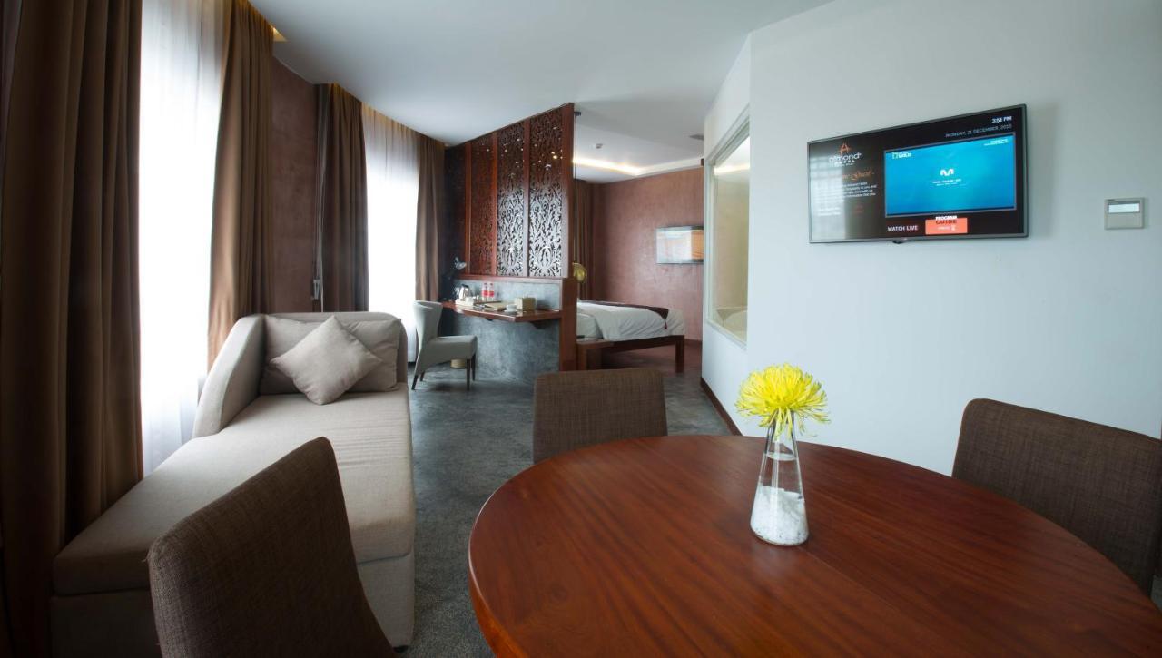 Almond Hotel Bassac River Phnom Penh Esterno foto