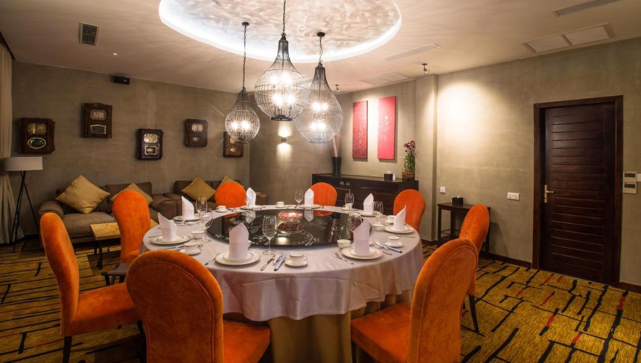 Almond Hotel Bassac River Phnom Penh Esterno foto