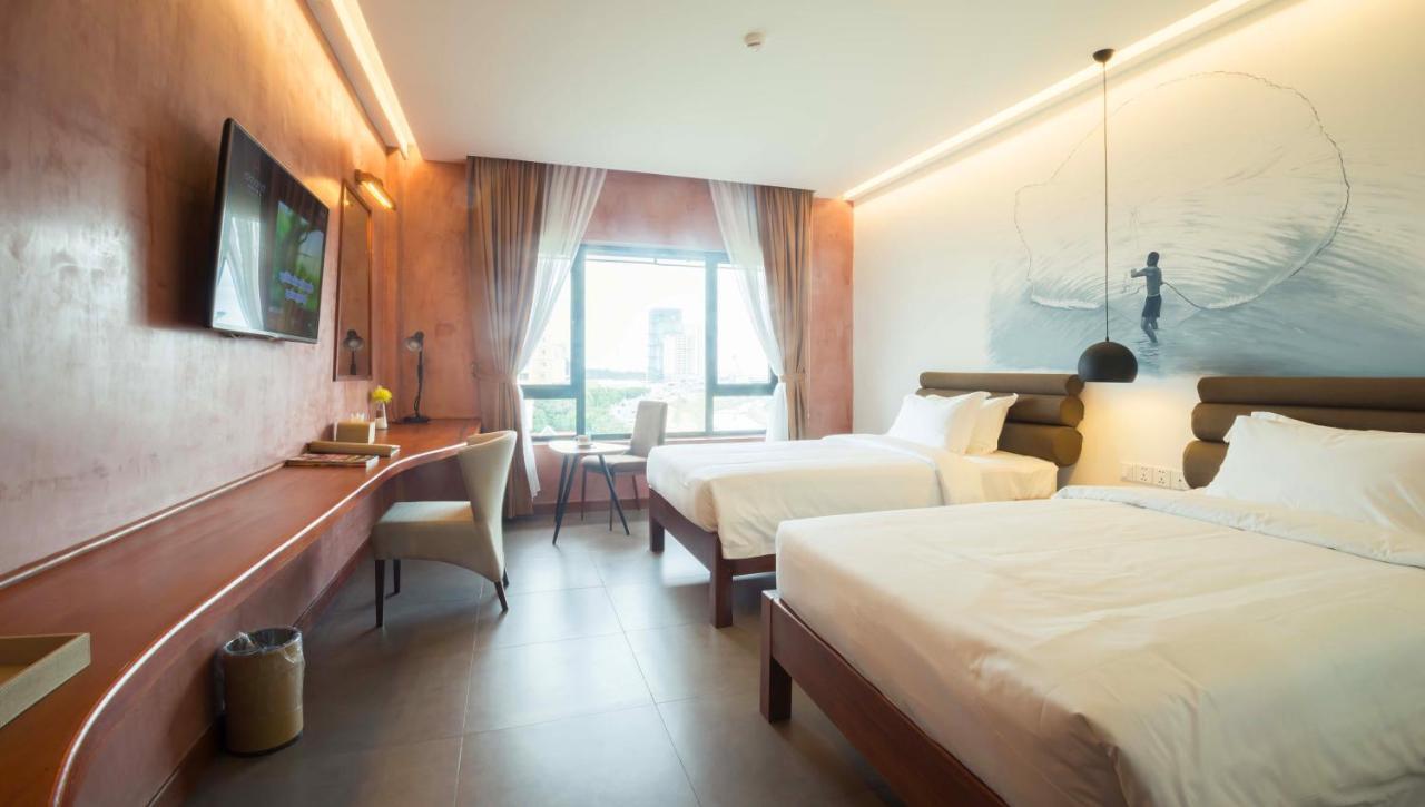 Almond Hotel Bassac River Phnom Penh Esterno foto