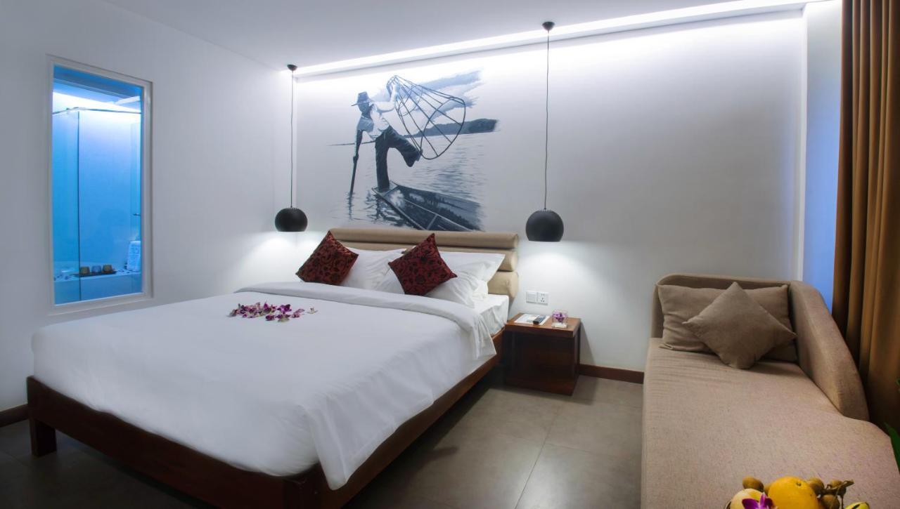 Almond Hotel Bassac River Phnom Penh Esterno foto