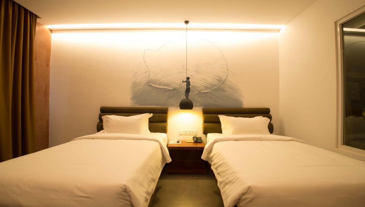 Almond Hotel Bassac River Phnom Penh Esterno foto