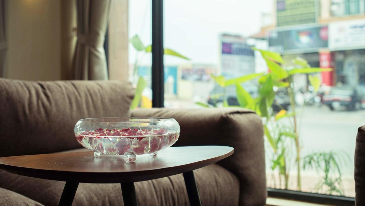 Almond Hotel Bassac River Phnom Penh Esterno foto