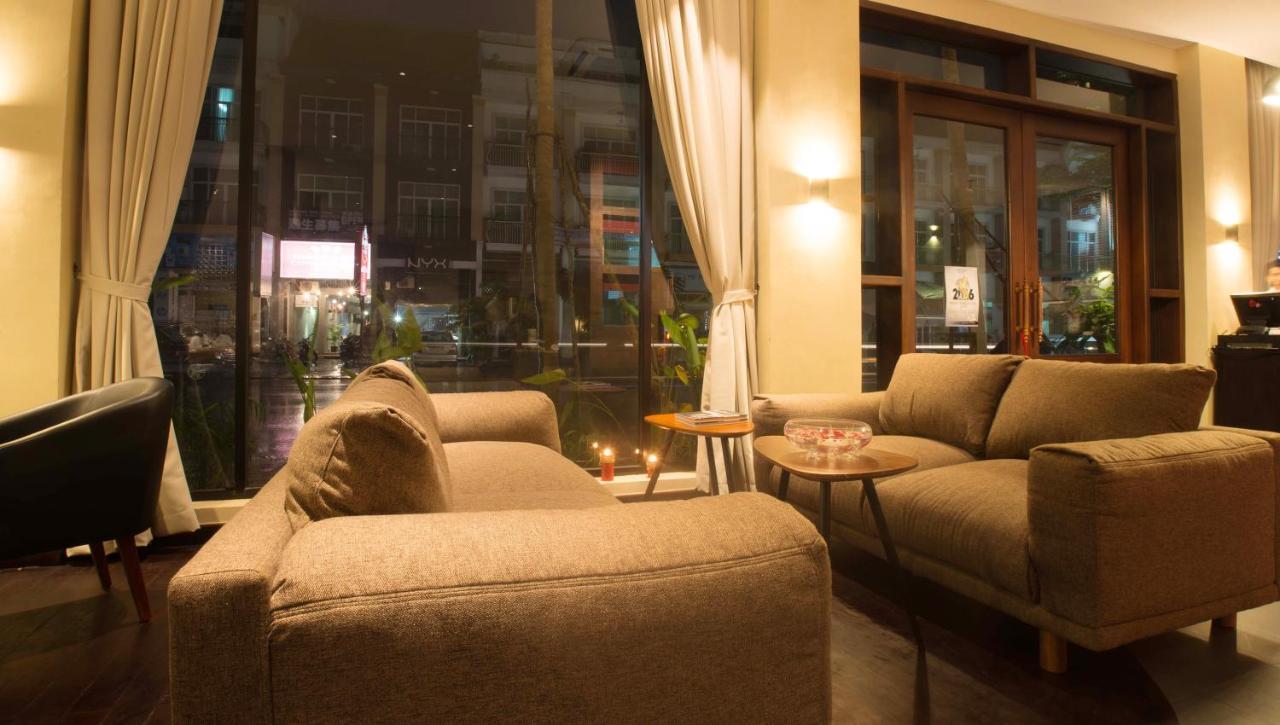 Almond Hotel Bassac River Phnom Penh Esterno foto